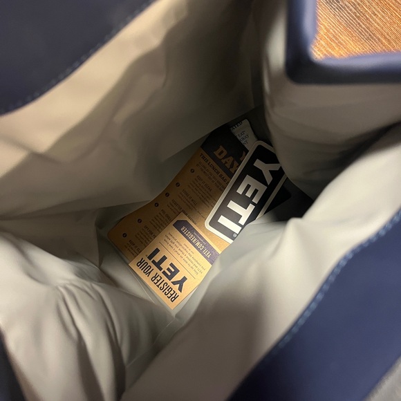 *** SOLD ***. Yeti Daytrip Lunch Box - Picture 3 of 12